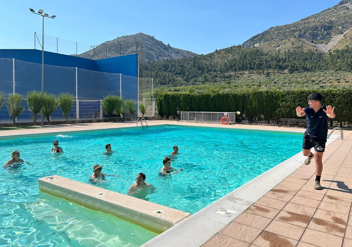 Aquagym session at the municipal pool of Fageca.