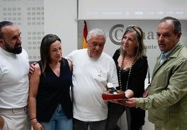 Los maestros pasteleros Paco Torreblanca y Jacob Torreblanca; la presidenta de Alicante Gastronómica, Gema Amor, y el presidente de la Cámara de Comercio de Alicante, Carlos Baño.