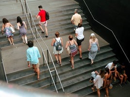 Gente paseando en Alicante
