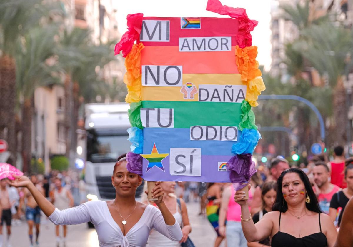 Pancarta en el pasado desfile del Orgullo LGTBIQ+.