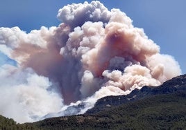 El incendio forestal de Paüls ya afecta a una superficie de más de 2300 hectáreas