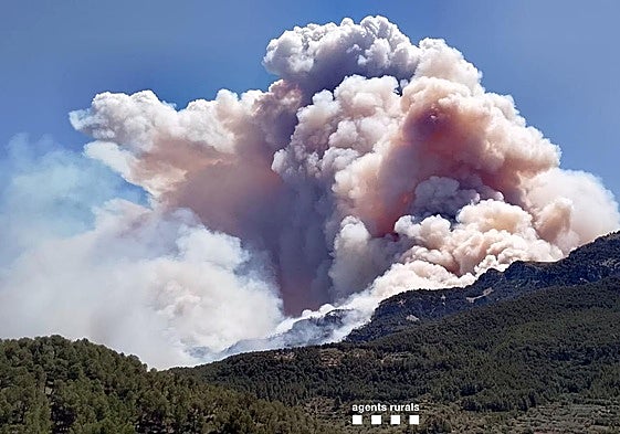 Humo generado por un incendio en Tarragona.