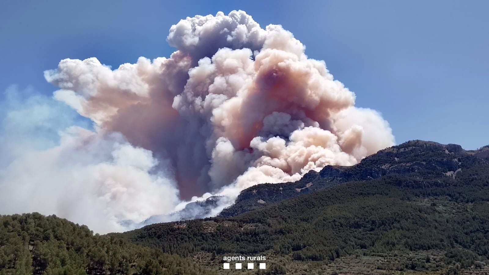 Humo generado por un incendio en Tarragona.