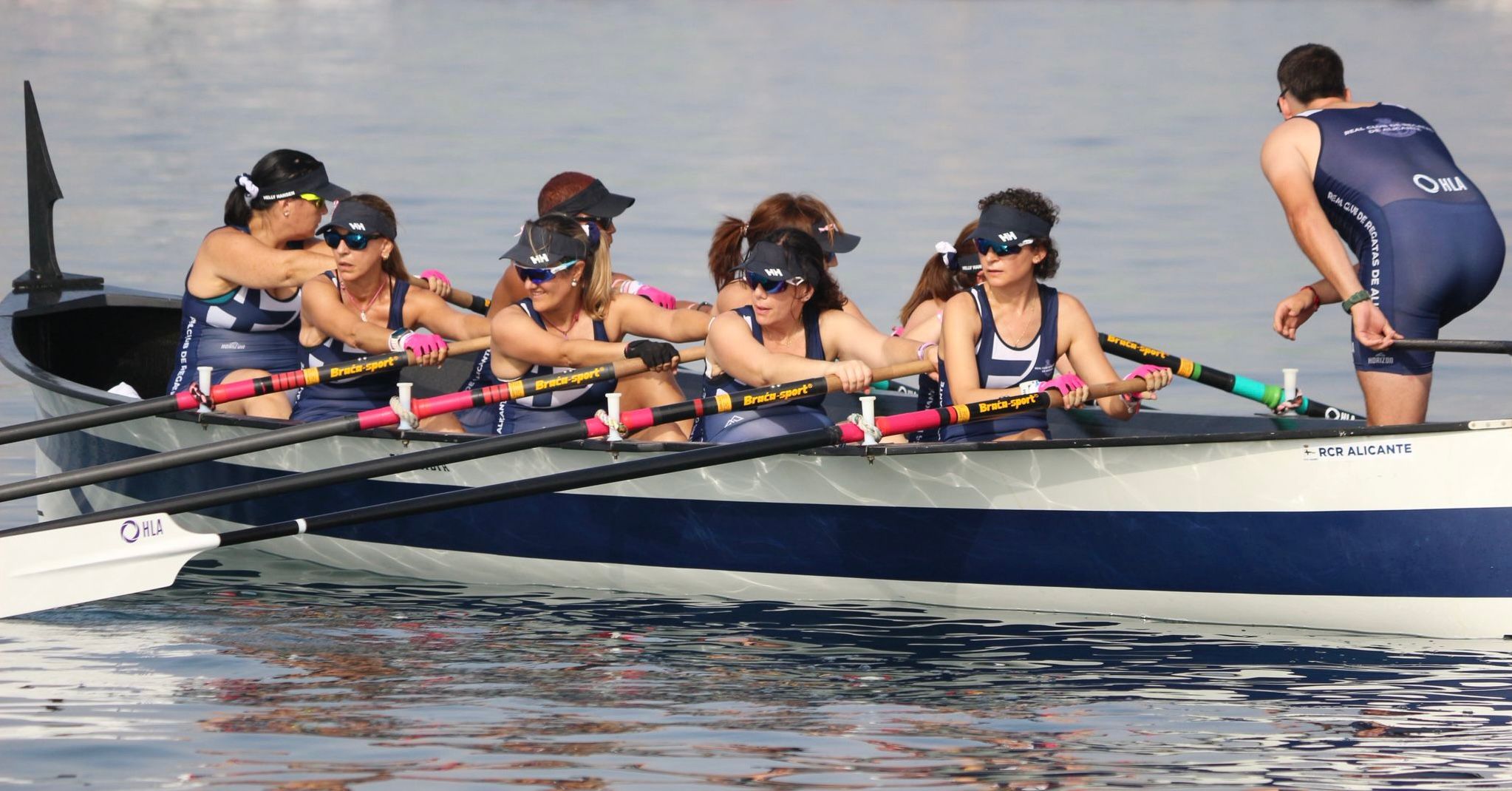 Mujeres del equipo remando.