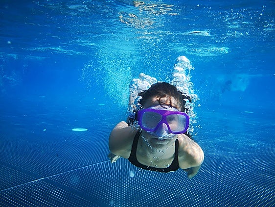 Imagen de una niña en la piscina