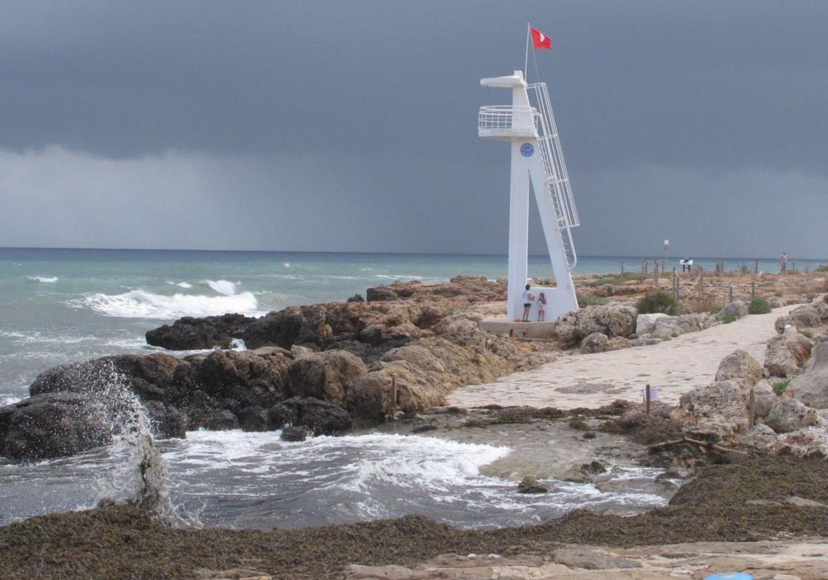 Bandera roja en la playa.
