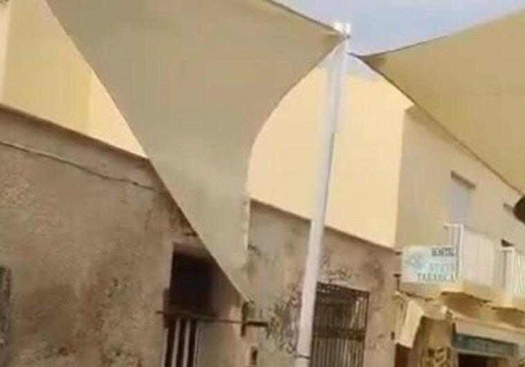 El toldo caído.