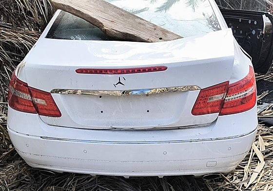 Coche destrozado y escondido