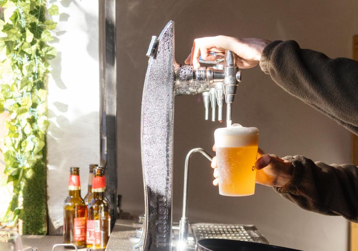 Imagen de un camarero sirviendo una cerveza