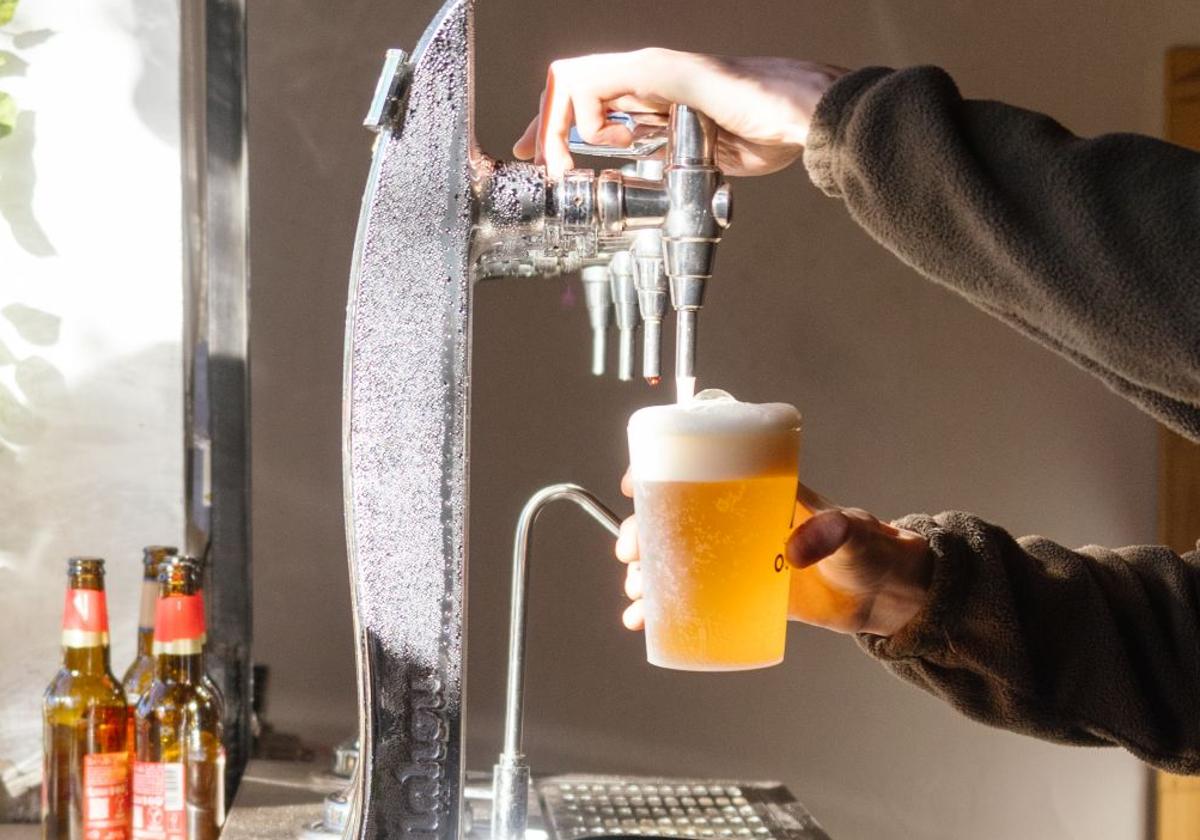 Image of a waiter serving a beer