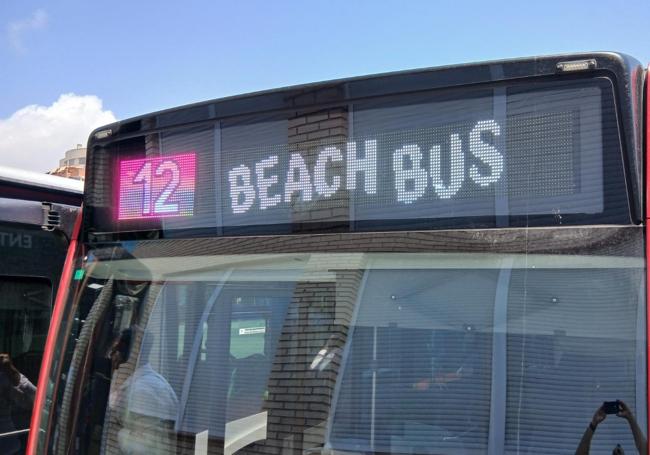 Cartel de los autobuses que llevan a las playas de Alicante.