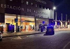 Una patrulla de la Policía Local frente a la estación de autobuses de Alicante.