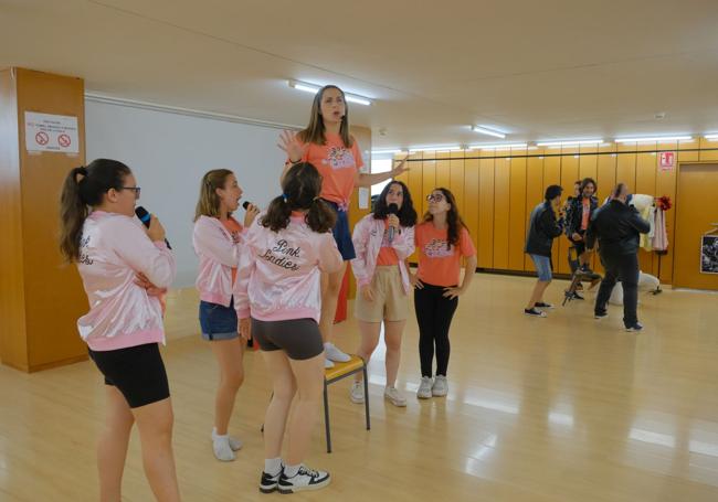 Rehearsal of the musical 'Grease' by the UA Choir.