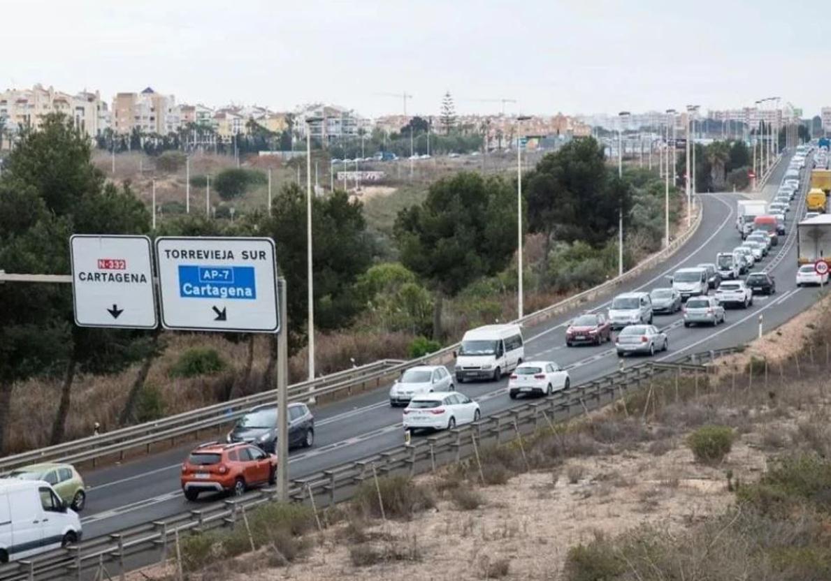 Traffic jams on the N-332 near Torrevieja, in an archive image.