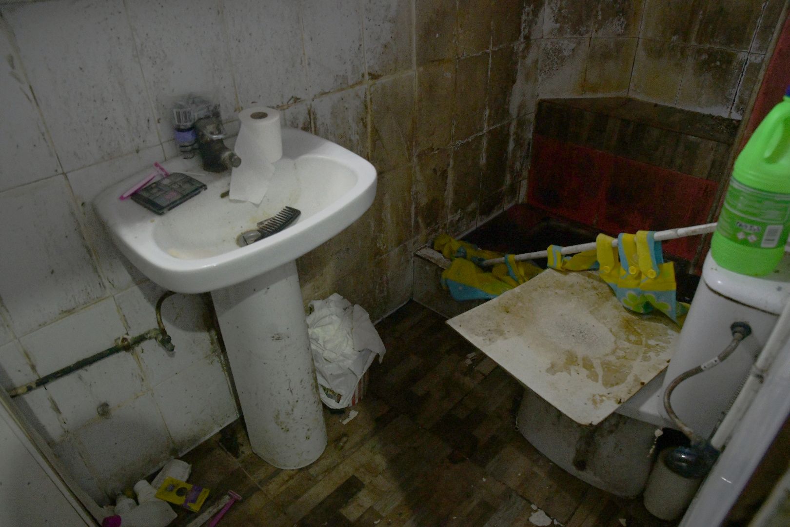 Imagen principal - Detalles de las humedades de la casa.