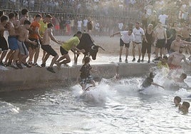 Primer encierro de los 'bous a la mar'.