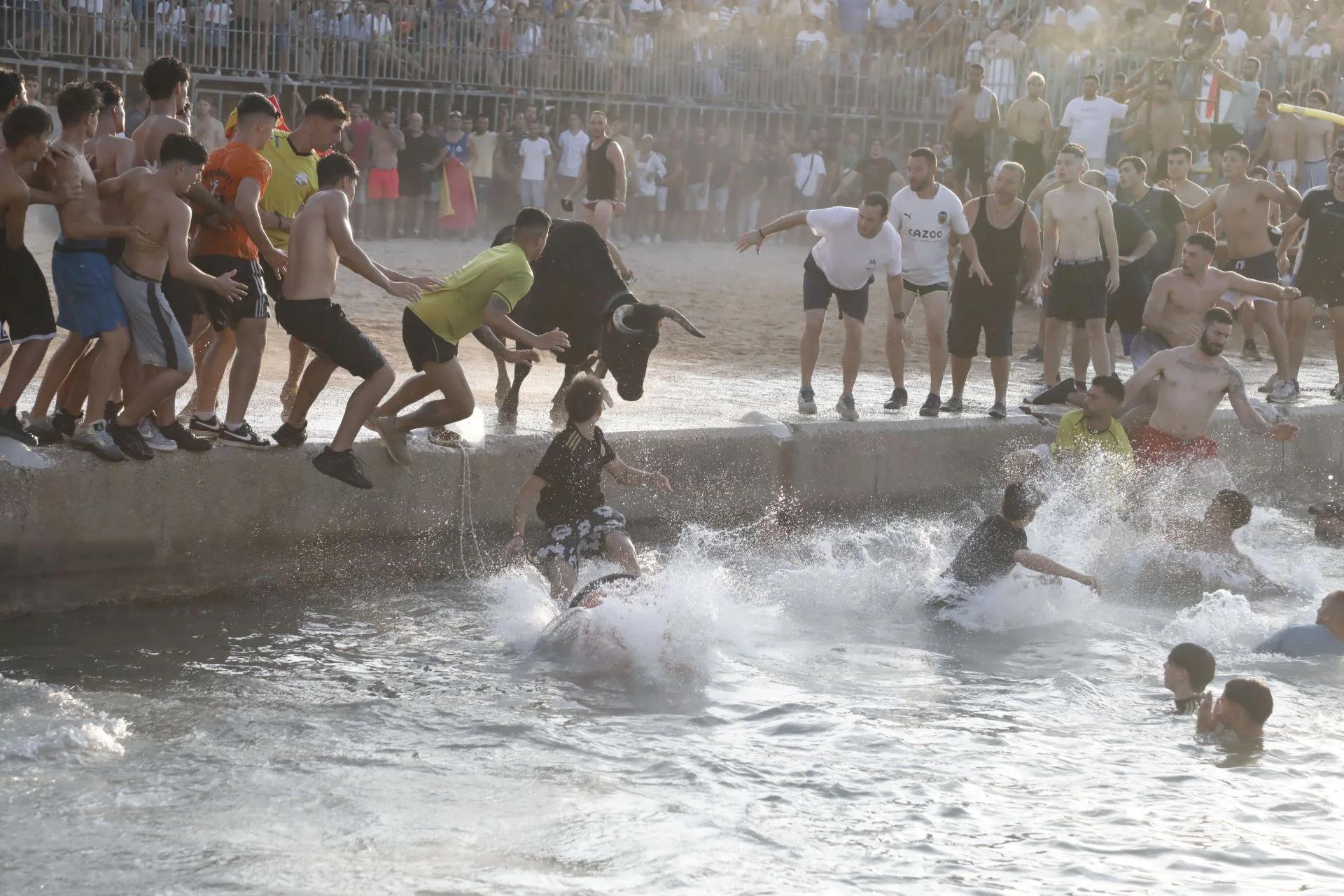 Primer encierro de los 'bous a la mar'.