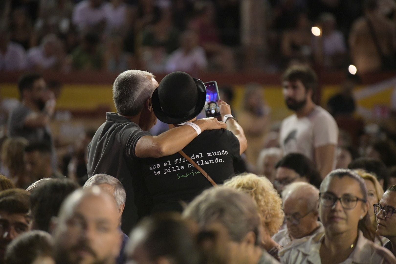 Joaquín Sabina emociona en su primer concierto de despedida en Alicante