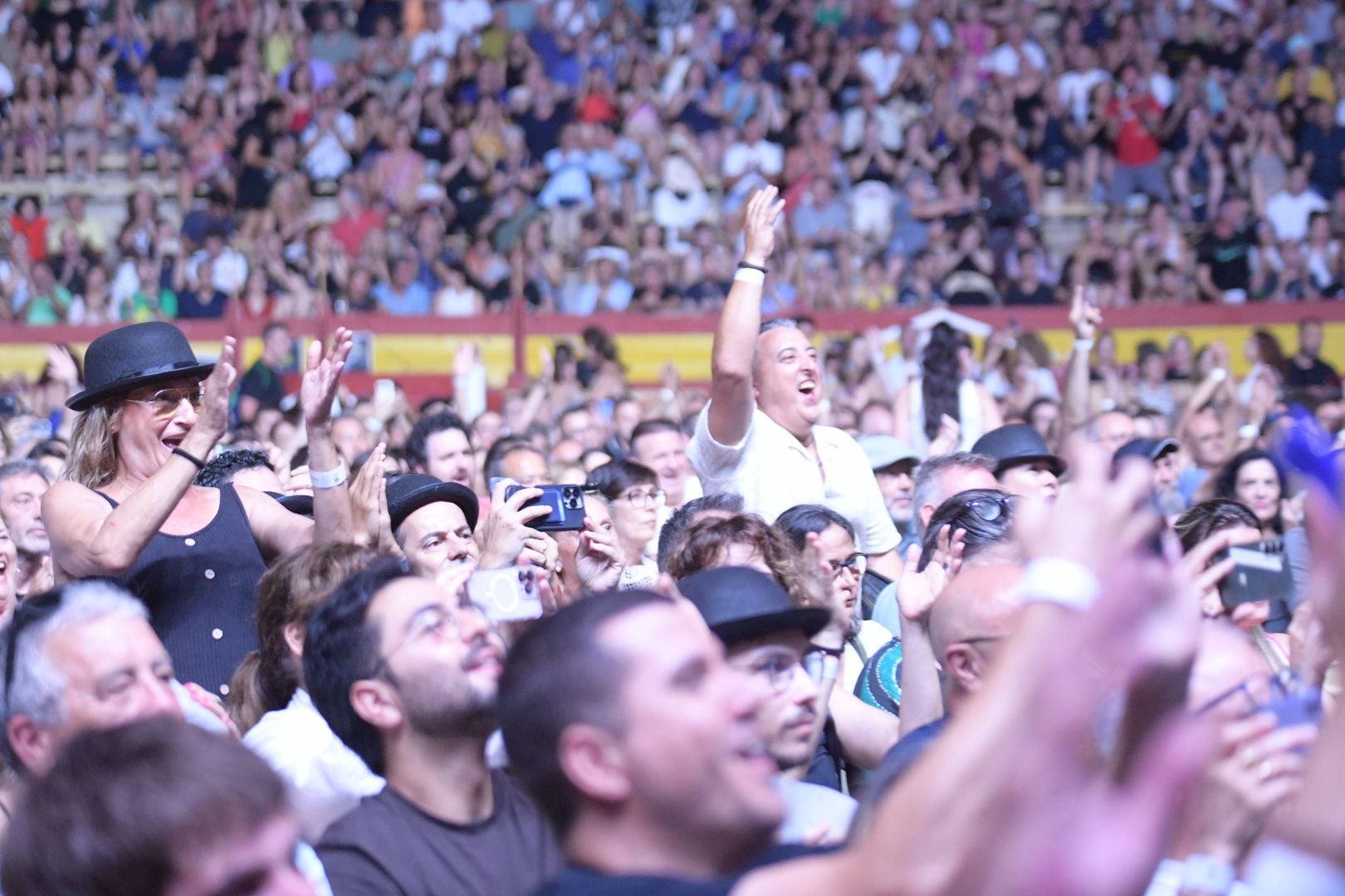 Joaquín Sabina emociona en su primer concierto de despedida en Alicante