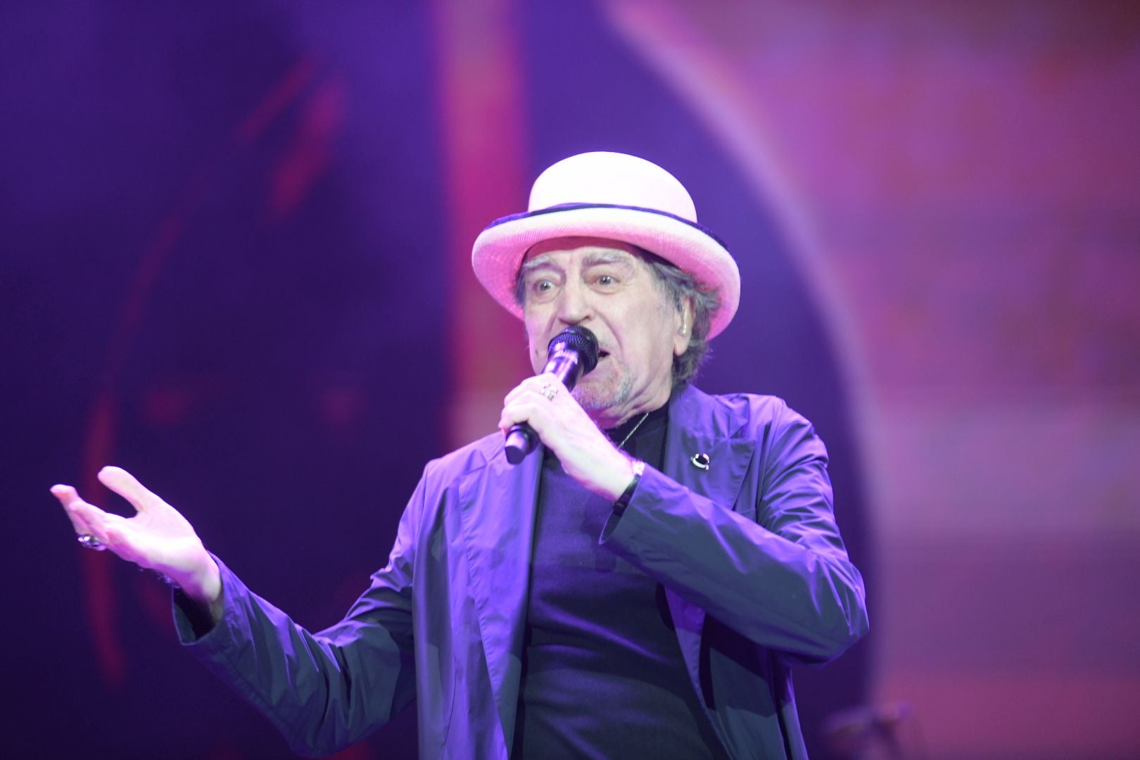 Joaquín Sabina emociona en su primer concierto de despedida en Alicante