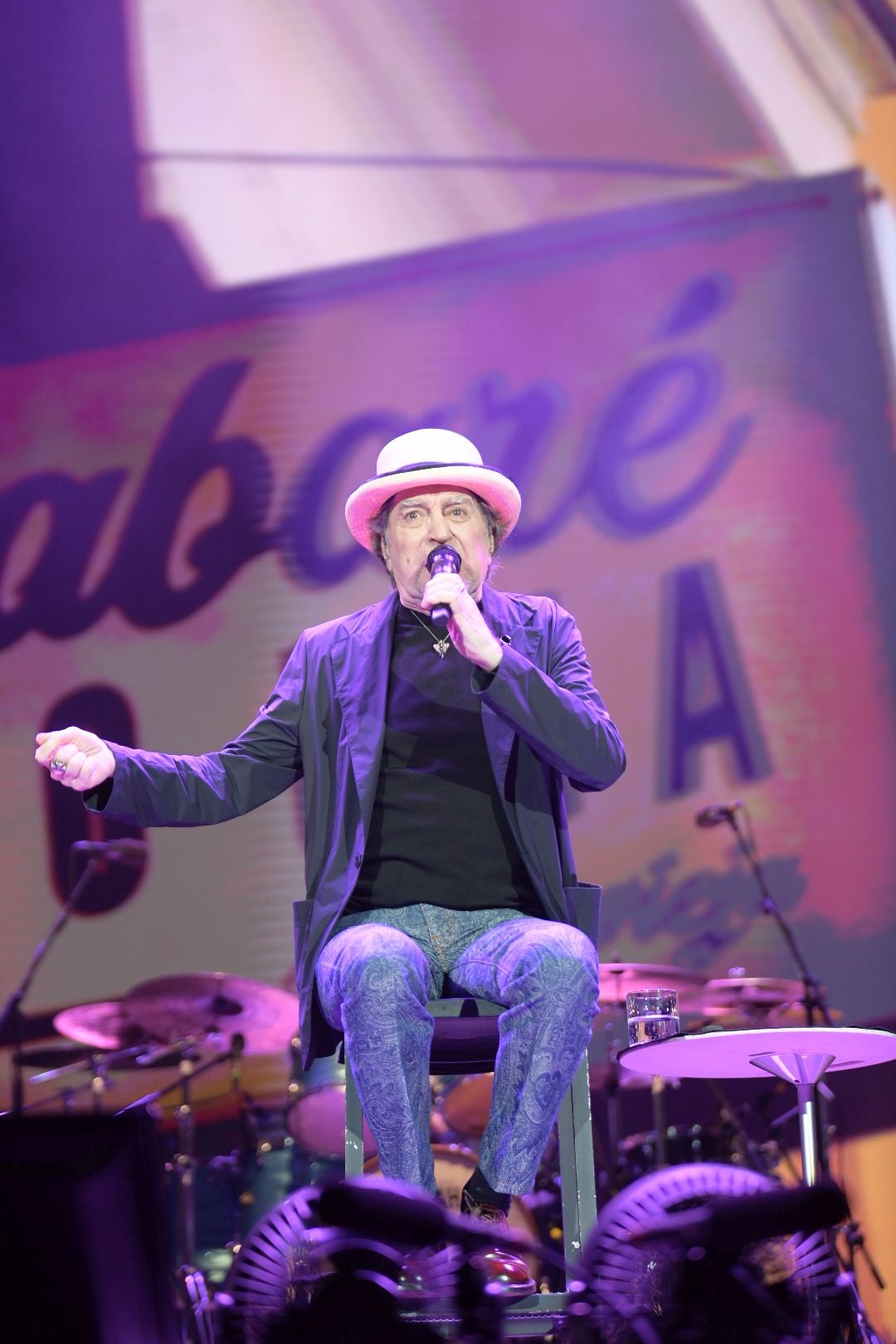 Joaquín Sabina emociona en su primer concierto de despedida en Alicante