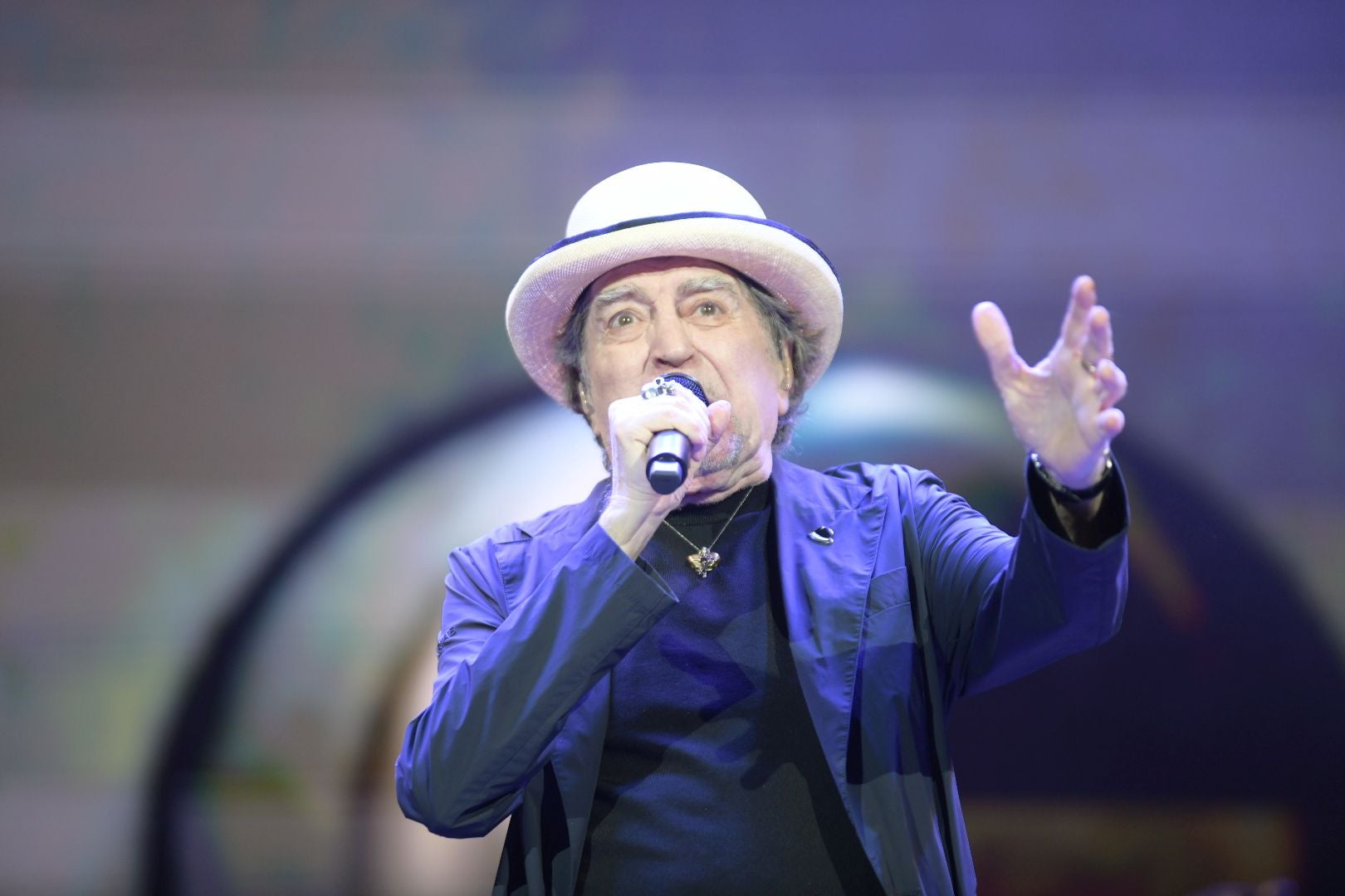 Joaquín Sabina emociona en su primer concierto de despedida en Alicante