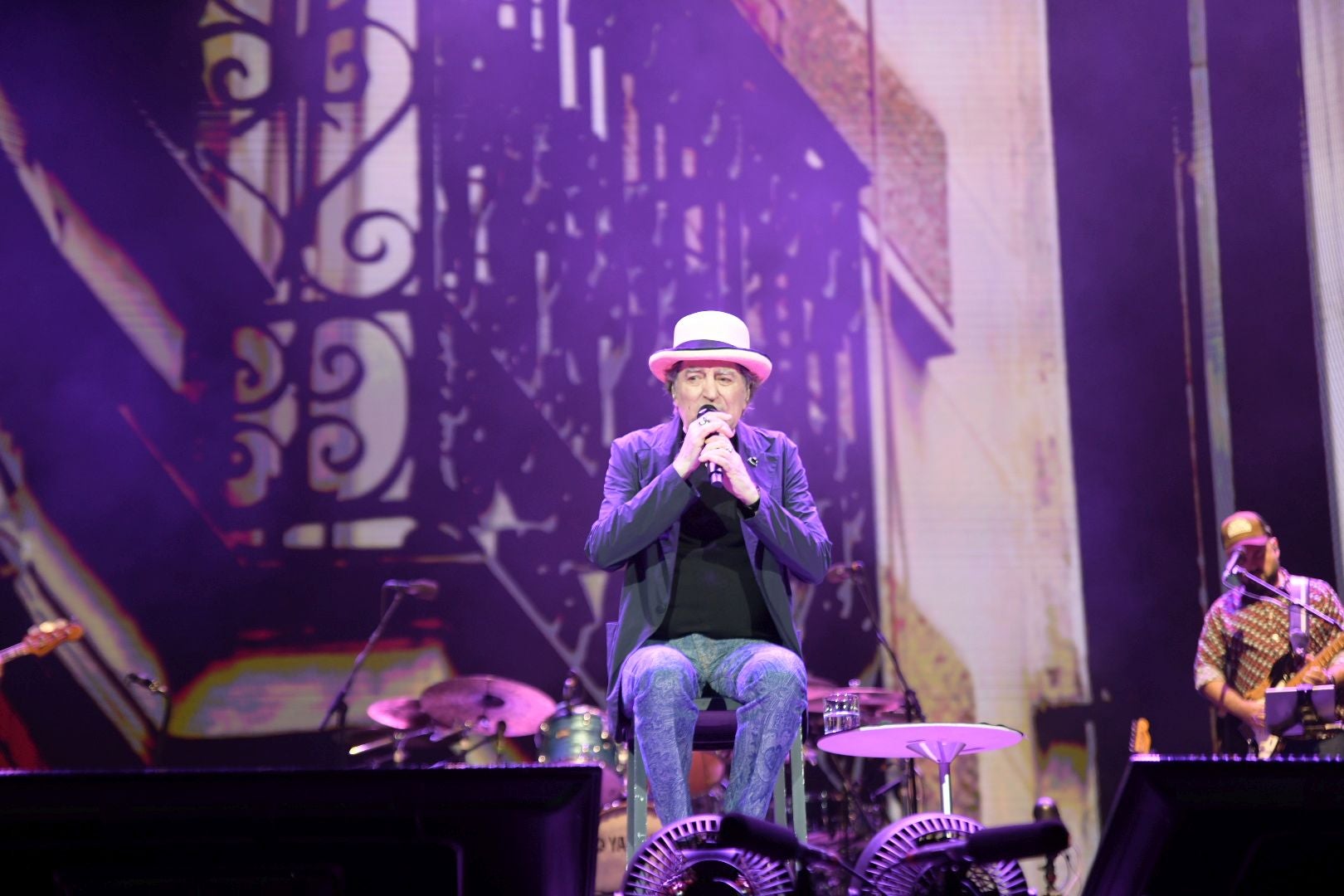 Joaquín Sabina emociona en su primer concierto de despedida en Alicante