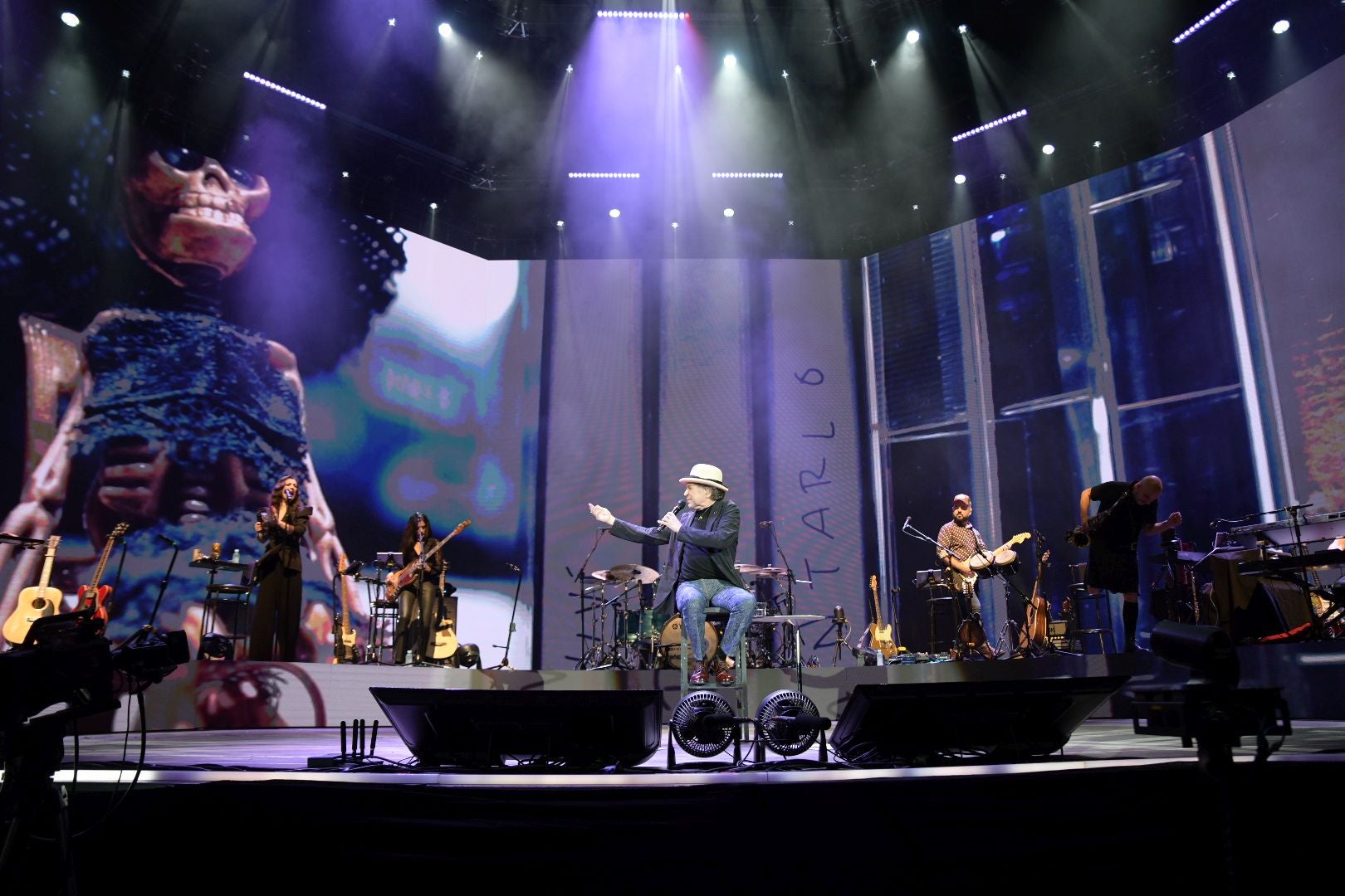 Joaquín Sabina emociona en su primer concierto de despedida en Alicante