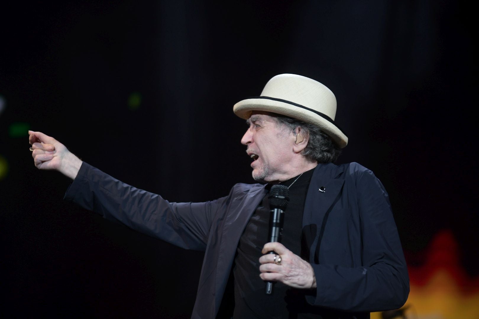 Joaquín Sabina emociona en su primer concierto de despedida en Alicante