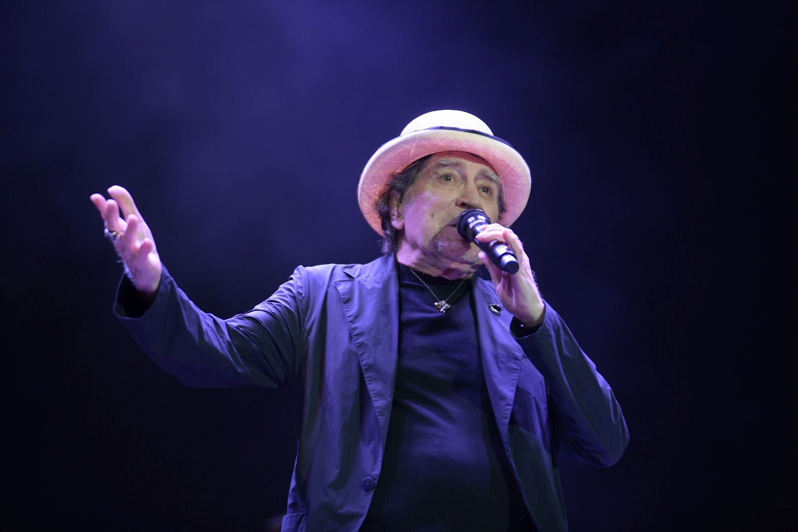 Joaquín Sabina emociona en su primer concierto de despedida en Alicante