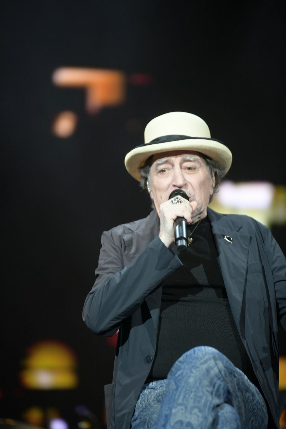 Joaquín Sabina emociona en su primer concierto de despedida en Alicante