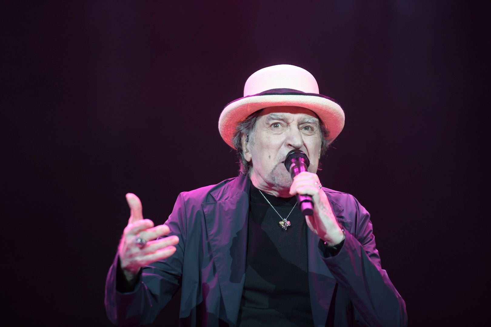 Joaquín Sabina emociona en su primer concierto de despedida en Alicante