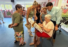 El alcalde, Luis Barcala, observa cómo se hace encaje de bolillos en el Centro de Mayores de San Gabriel.