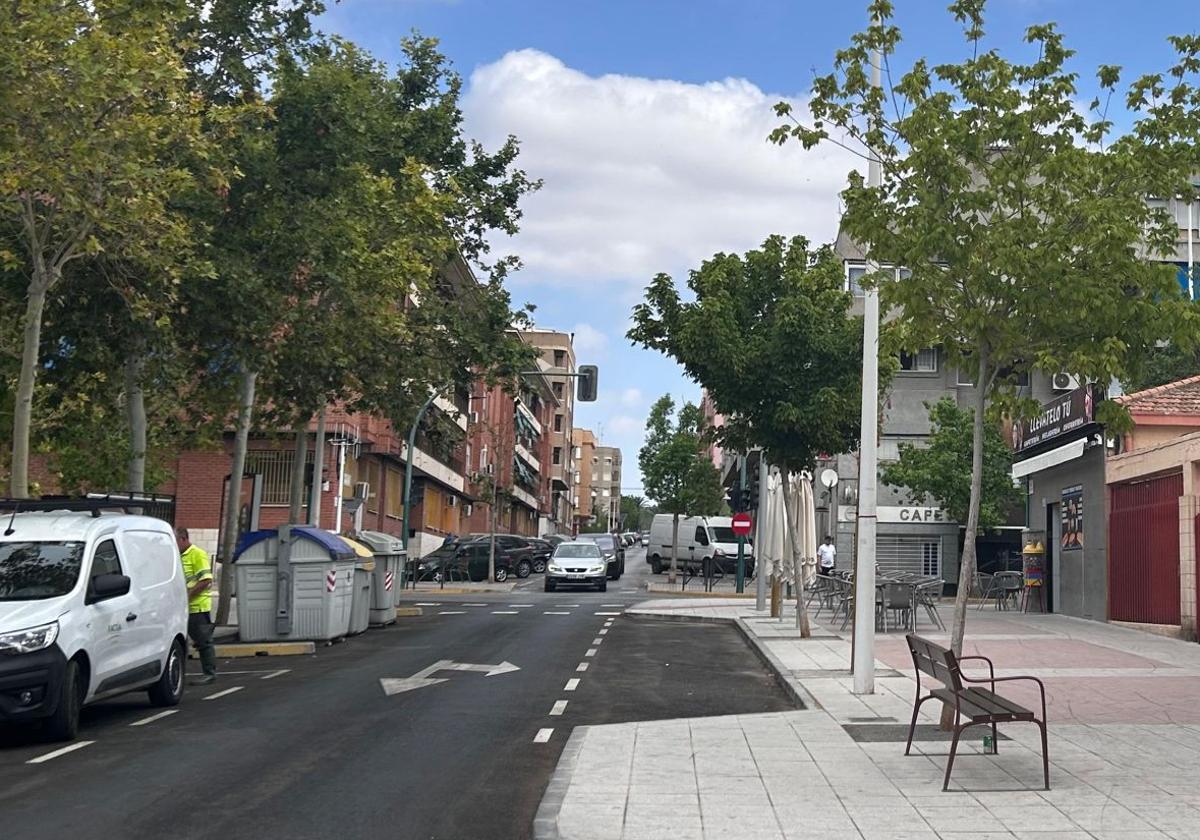 Imagen de la vía arreglada y el nuevo arbolado