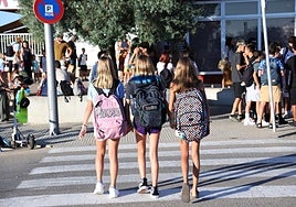 Varias niñas en su primer día de colegio tras las vacaciones