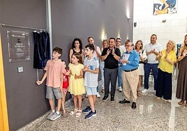 Imagen del descubrimiento de la placa en homenaje a Miquel Guardiola