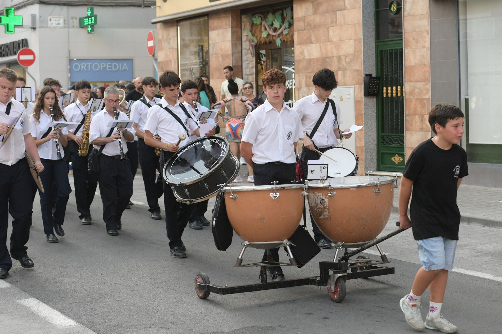 La Entrada de Bandas pone música a las fiestas de Moros y Cristianos de San Blas