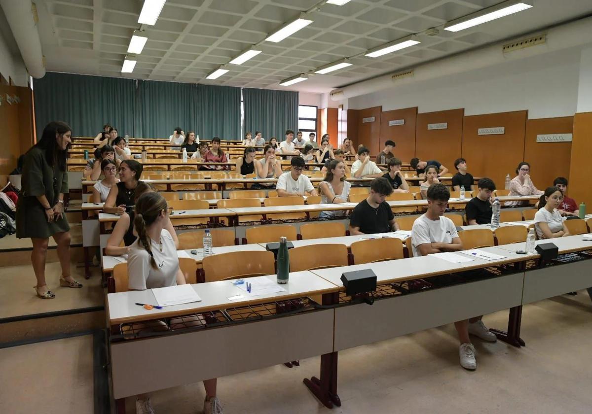 PAU 2025 exam at the University of Alicante.