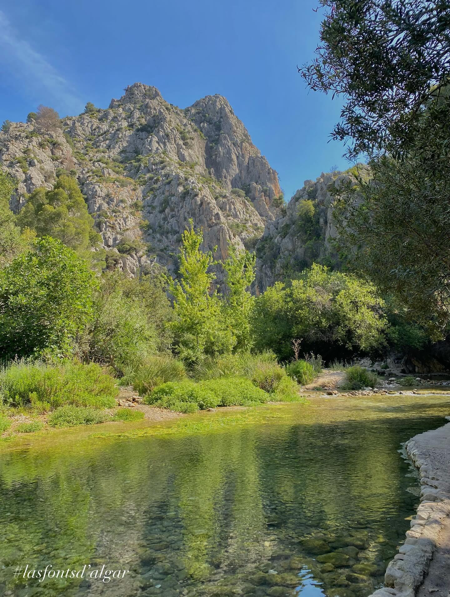Imagen principal - La playa de Solsida en Altea reabre al baño mientras Les Fonts de l'Algar esperan un trasvase