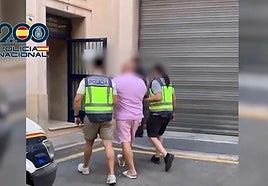 La Policía Nacional custodia al prófugo arrestado en Pilar de la Horadada.