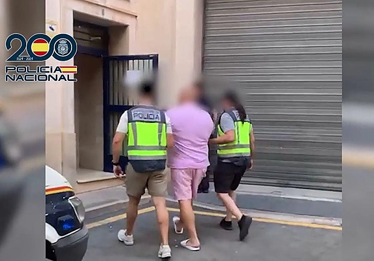 La Policía Nacional custodia al prófugo arrestado en Pilar de la Horadada.