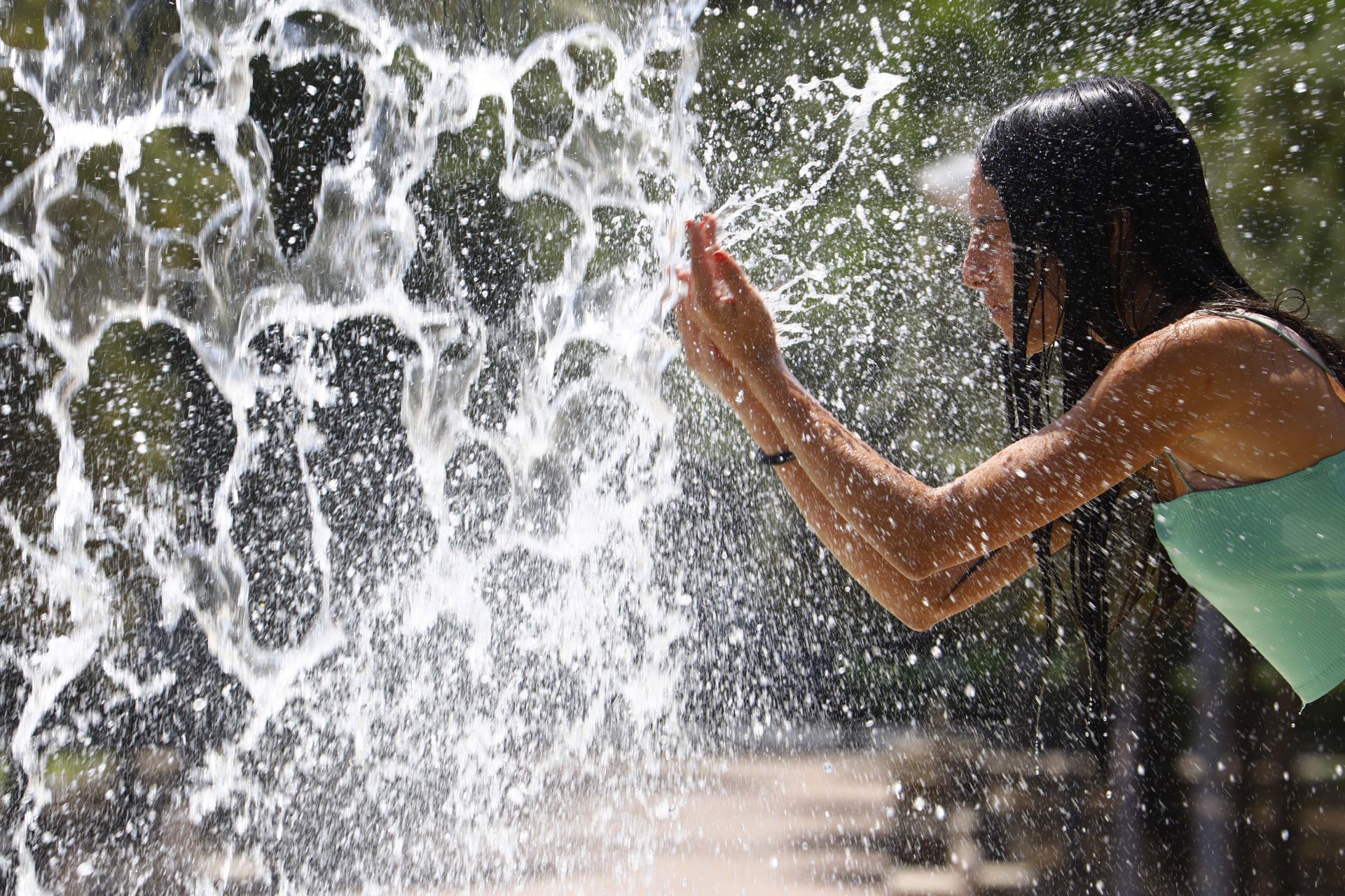 Imagen principal - Alicante bate el récord anual de noches con temperatura tropical en solo 20 días de verano