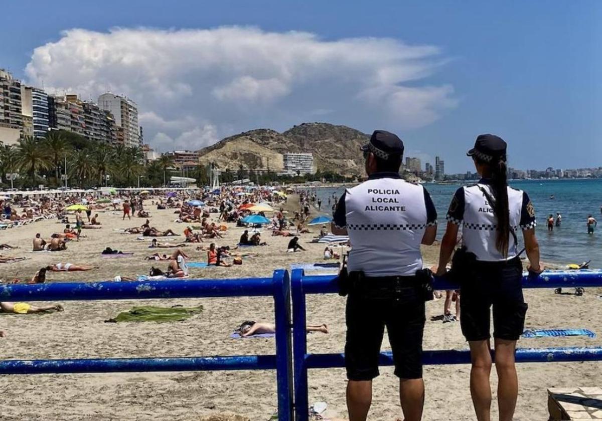 Policía Local de Alicante en la playa.