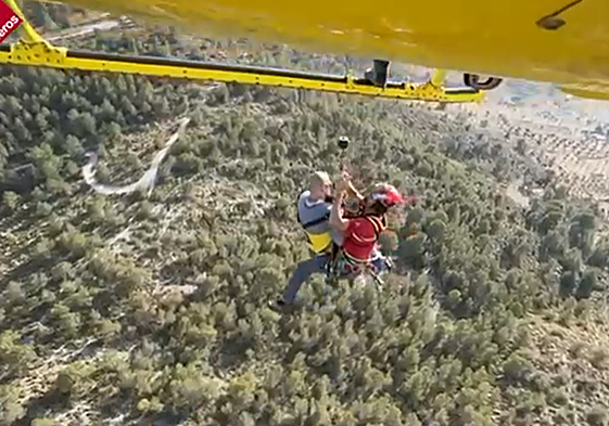 Momento en el que se produce el rescate en helicóptero.
