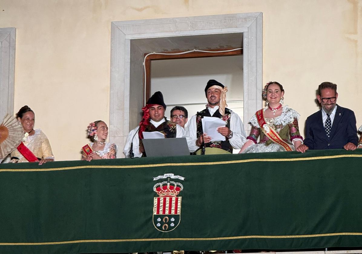 The Proclamation was read from the balcony of the San Vicente del Raspeig Town Hall.