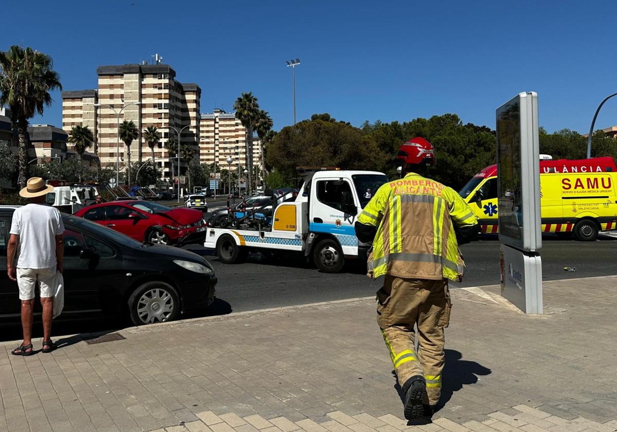 Accidente entre dos coches con una herida registrado este domingo en Alicante.
