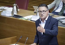 El portavoz de Obras Públicas, Joserra González de Zárate, durante una intervención.