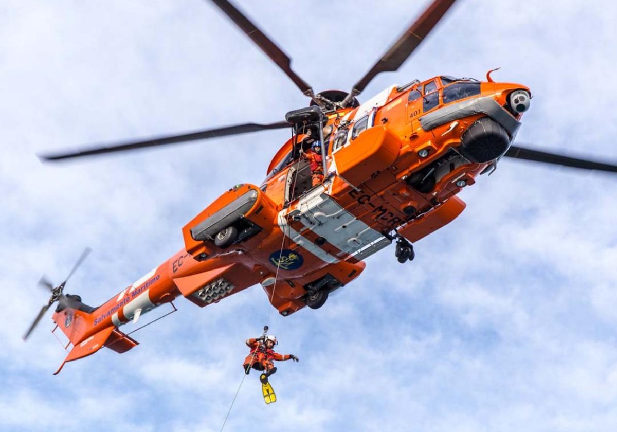 El helicóptero Helimer de Salvamento Marítimo durante un rescate.
