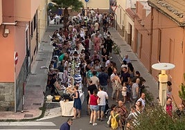 Vecinos de San Gabriel celebran el centenario de la llegada de la luz al barrio.