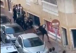 Un joven lanza una bolsa de basura contra los agentes de Torrevieja.